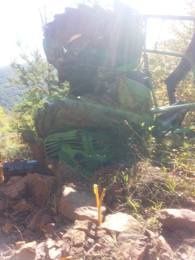 Крушевљанина самлео трактор, супруга очајна: Мештани хитно траже сређивање опасног пута
